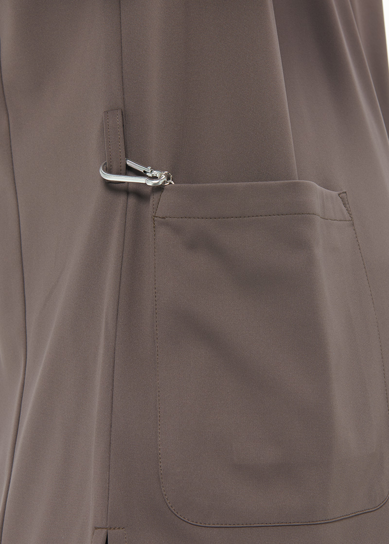 右脇キーループ　鍵やストラップなどをかけるループです。