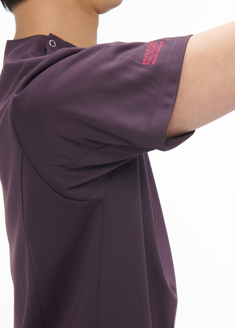 医療従事者特有の動きに対応した肩まわりのストレスを極限までフリーにしたカッティングです。