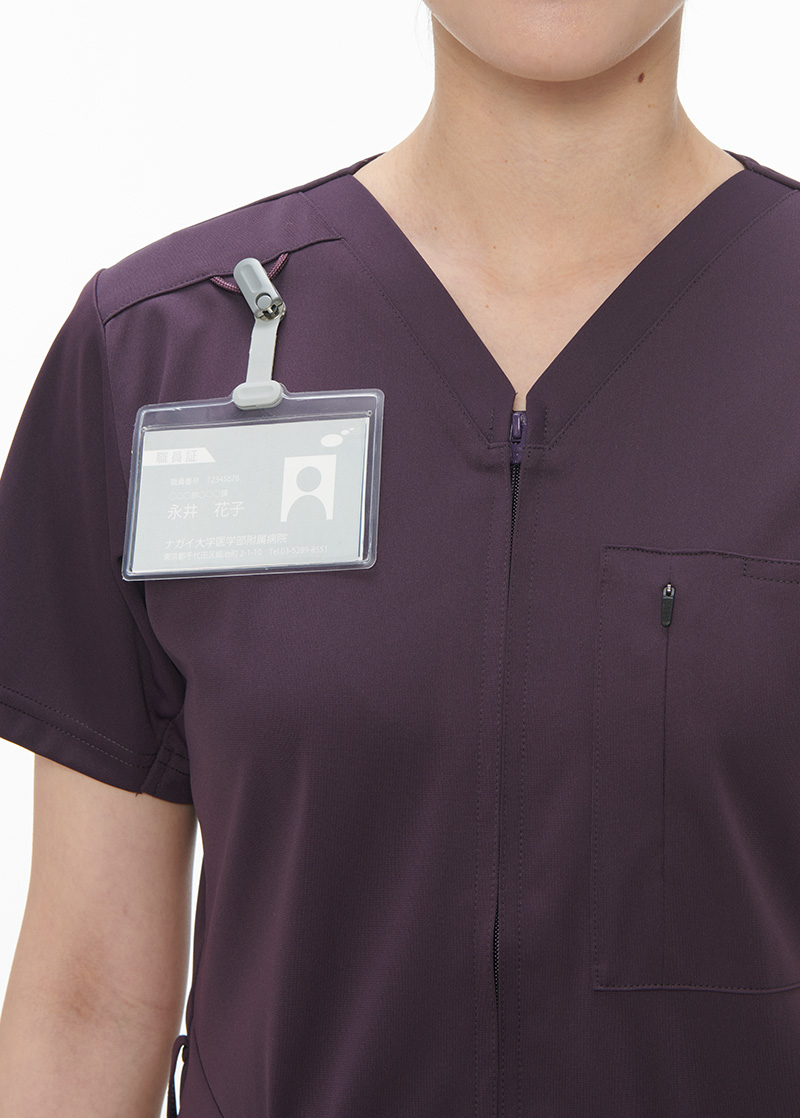 胸元にマルチループがあります。