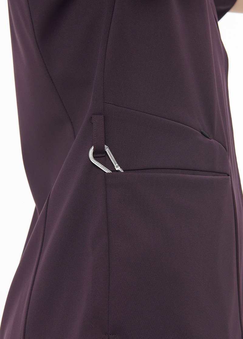 右脇キーループ　鍵やストラップなどをかけるループです。