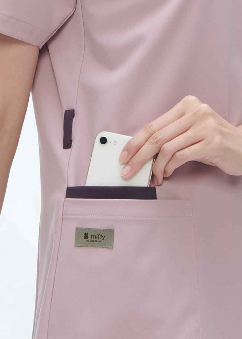 右腰の内側ポケットにはスマートフォン収納可能　