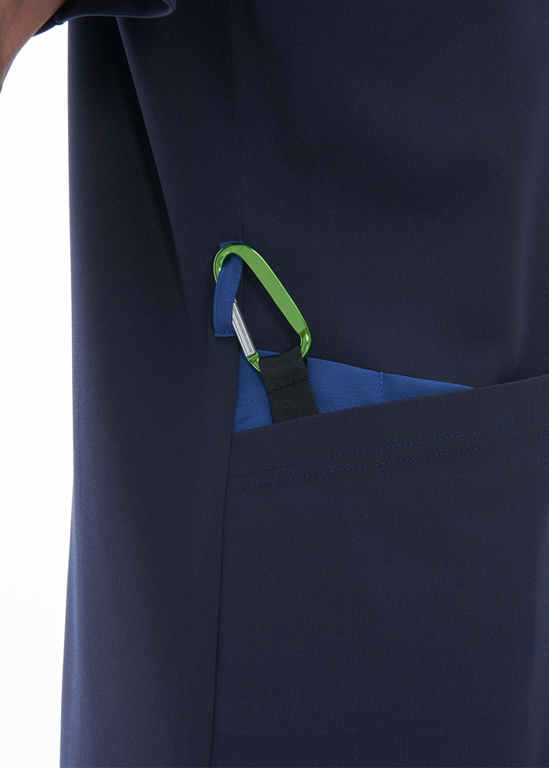 右脇キーループ　鍵やストラップなどをかけるループです。