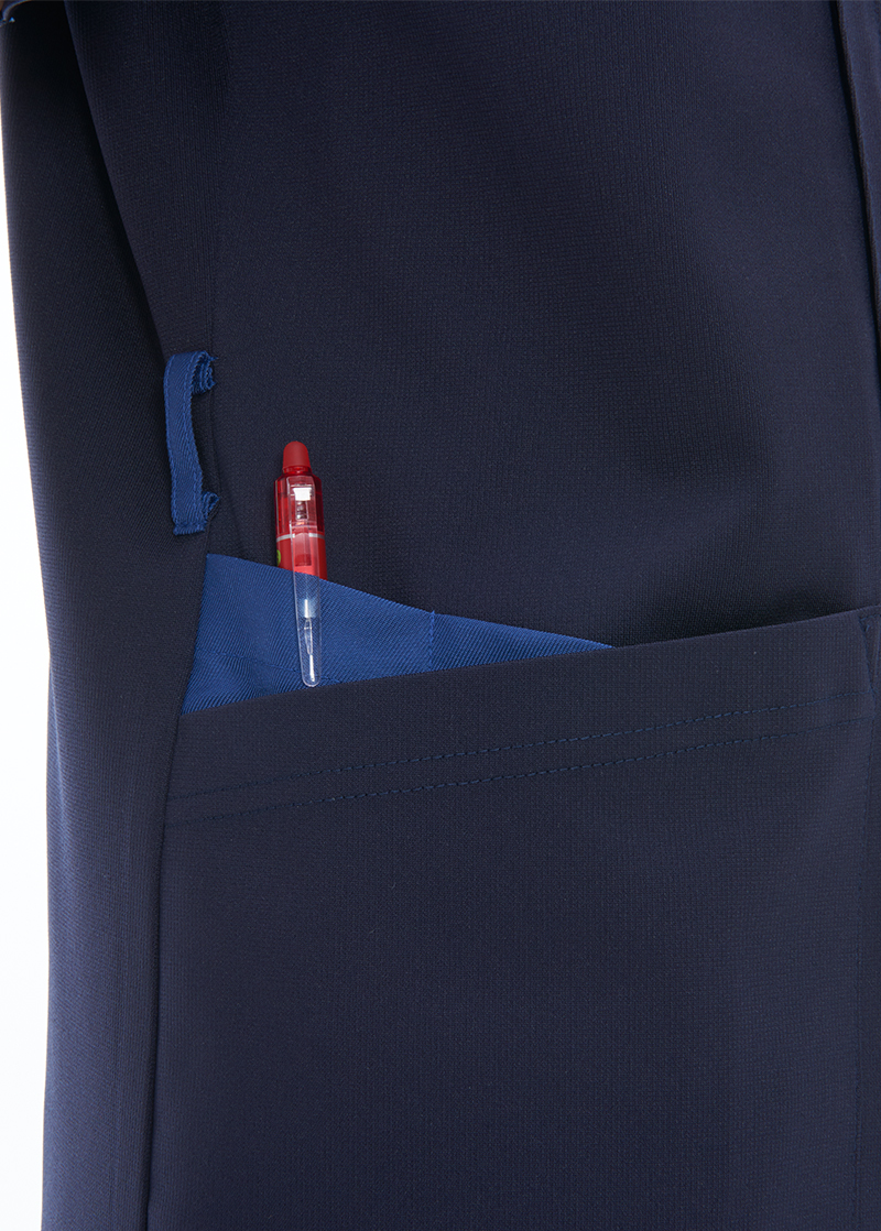 右腰ダブルポケット　ペンなどを分類して収納できます。