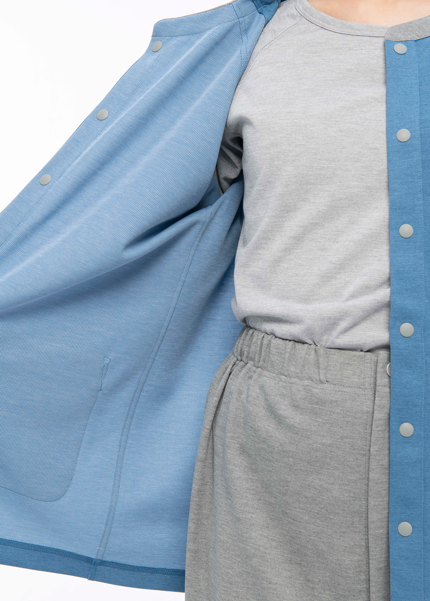 柔らかいニット素材を使用