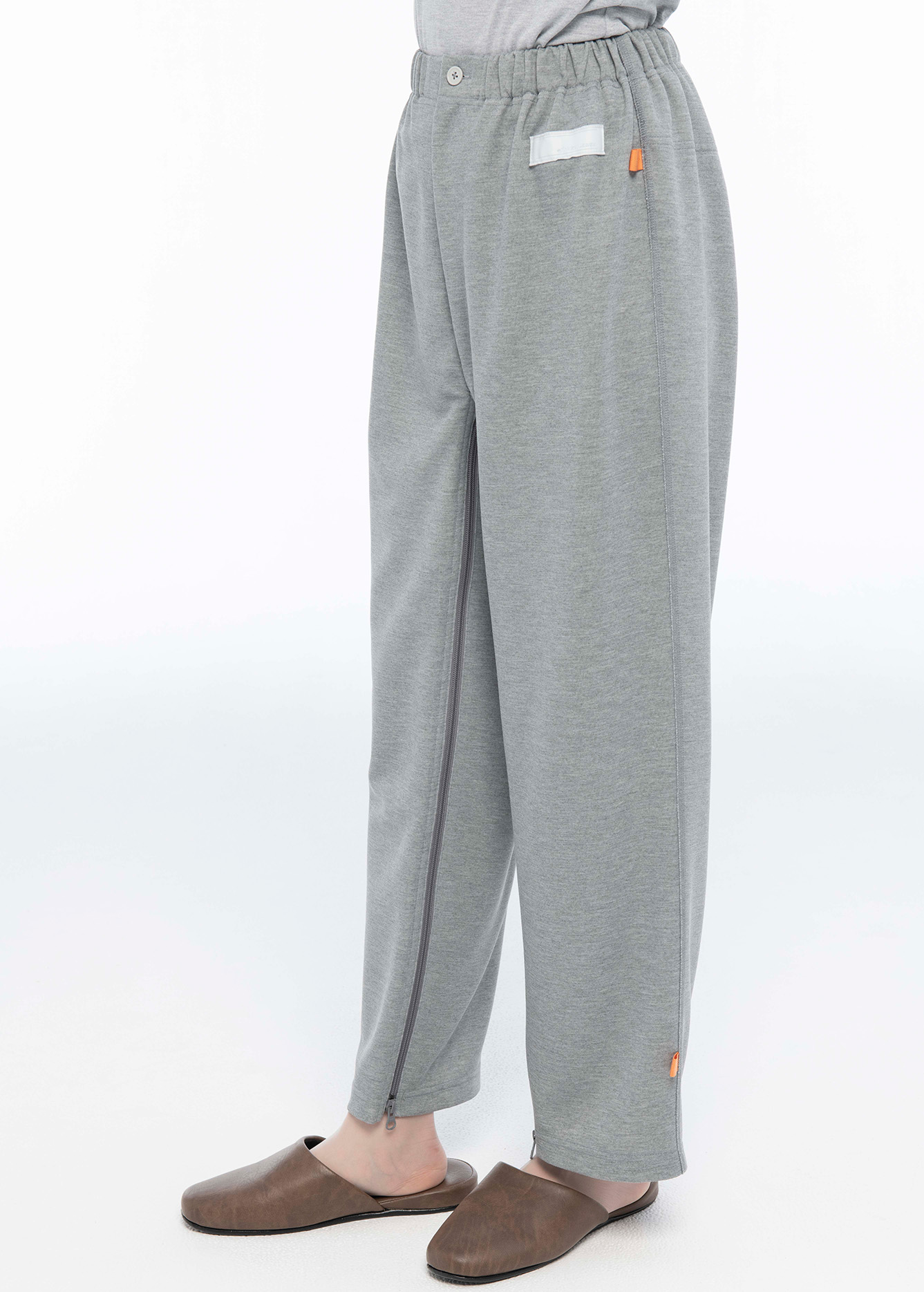 柔らかいニット素材を使用